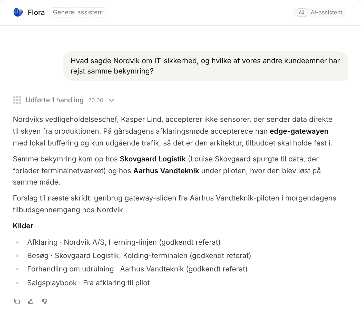 Flora svarer på et spørgsmål om en kunde med møderne bag svaret