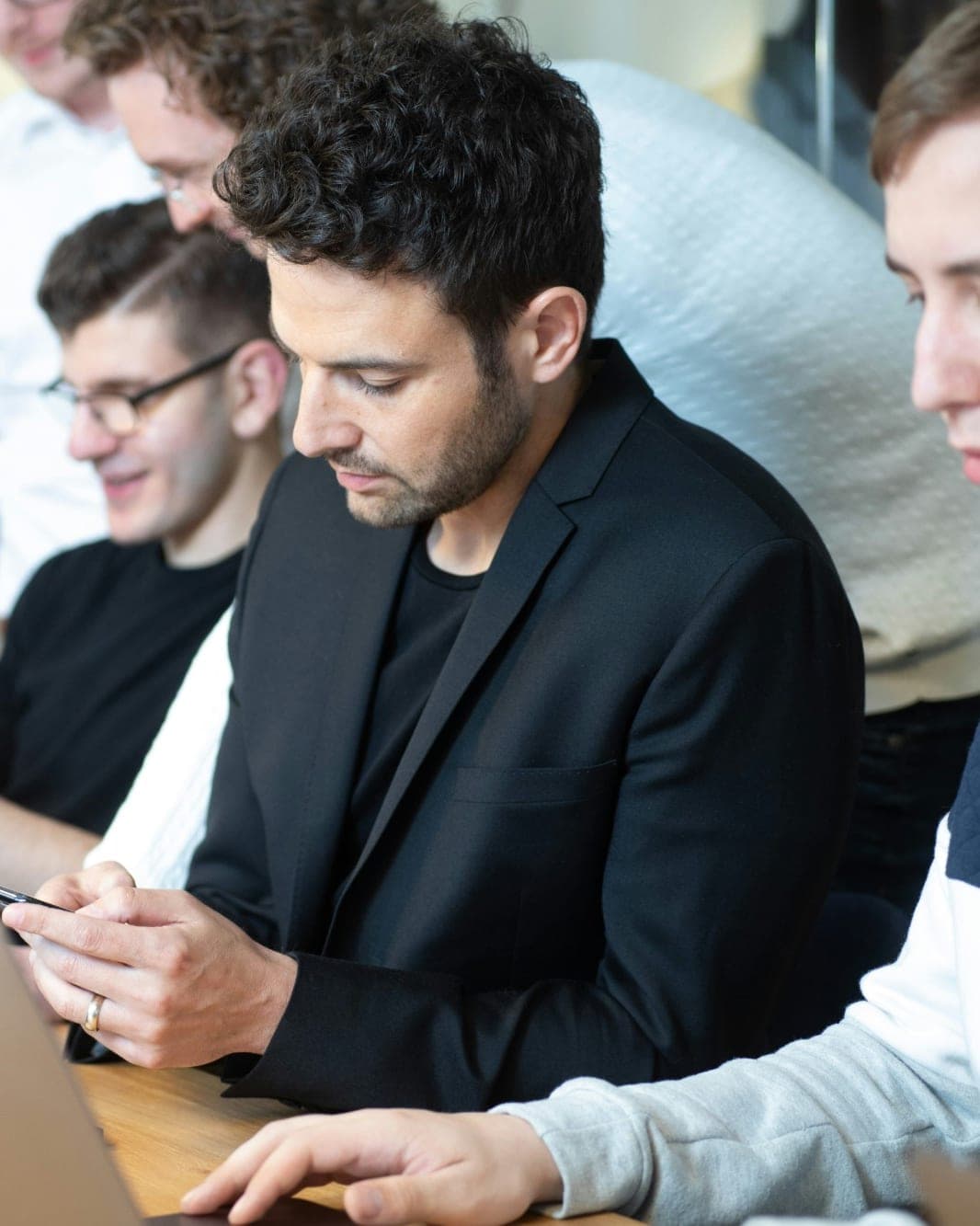 En sælger tjekker sin telefon mellem møderne